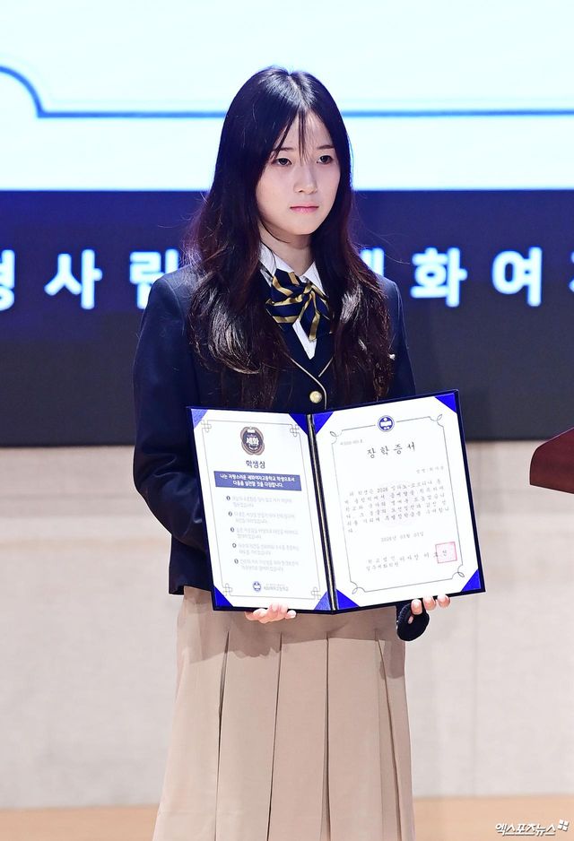  2026 밀라노·코르티나담페초 동계 올림픽에서 한국 설상 종목 최초의 금메달리스트가 된 최가온(세화여고)이 2025-2026시즌 국제스키연맹(FIS) 스노보드 월드컵에서 파크 앤드 파이프 부문 종합 우승을 차지하는 기염을 토했다.&nbsp; 28일 스위스 실바플라나에서 예정됐던 2025-2026시즌 마지마 월드컵 슬로프스타일 경기가 강풍으로 취소돼 시즌 최종 순위가 확정됐다.&nbsp; 이로써 최가온은 파크 앤드 파이프 랭킹에서 300점을 차지하며 여자부 최종 1위를 확정했다. 엑스포츠뉴스DB