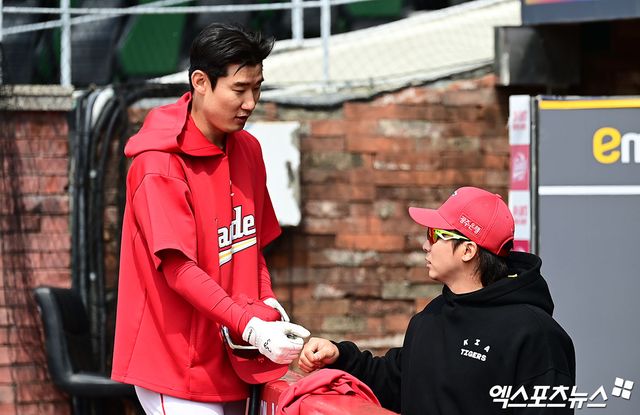 29일 오후 인천SSG랜더스필드에서 열리는 '2026 신한 SOL Bank KBO리그' KIA 타이거즈와 SSG 랜더스의 경기에 앞서 SSG 오태곤과 KIA 나성범이 이야기를 나누고 있다. 인천, 박지영 기자