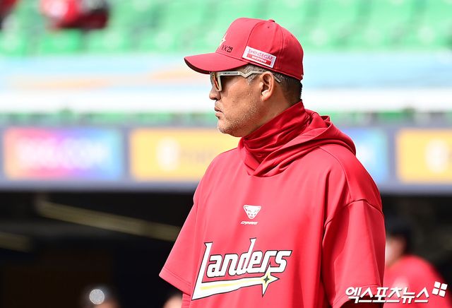 29일 오후 인천SSG랜더스필드에서 열리는 '2026 신한 SOL Bank KBO리그' KIA 타이거즈와 SSG 랜더스의 경기에 앞서 SSG 이숭용 감독이 선수단 훈련을 지켜보고 있다. 인천, 박지영 기자