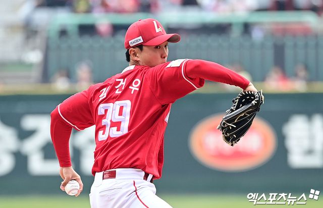 29일 오후 인천SSG랜더스필드에서 열린 '2026 신한 SOL Bank KBO리그' KIA 타이거즈와 SSG 랜더스의 경기, 1회초 SSG 선발투수 김건우가 역투하고 있다. 인천, 박지영 기자