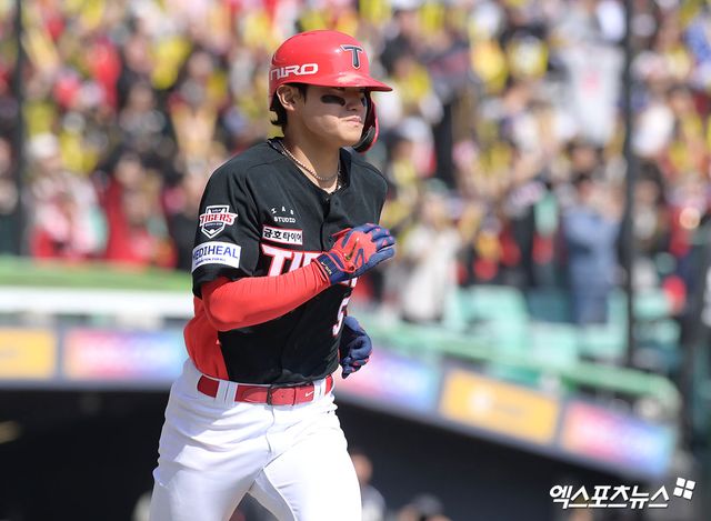 28일 오후 인천SSG랜더스필드에서 열린 '2026 신한 SOL Bank KBO리그' KIA 타이거즈와 SSG 랜더스의 경기, 3회초 1사 KIA 김도영이 안타를 날리고 있다. 인천, 고아라 기자