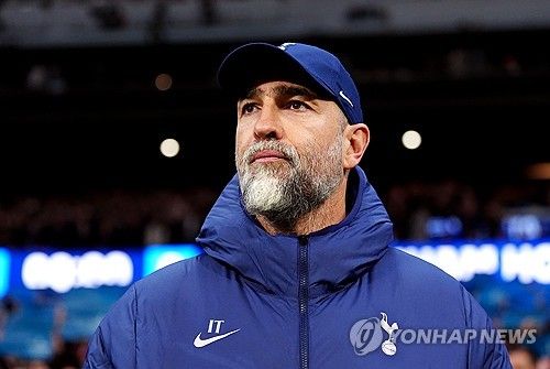 토트넘 홋스퍼가 결국 이고르 투도르 감독과 단 44일 만에 결별했다. 리그에서 단 한 번도 승리하지 못한 채 강등권과 승점 1점 차까지 추락한 끝에 나온 결정이다. 토트넘은 29일(한국시간) 구단 공식 성명을 통해 '이고르 투도르 감독이 즉시 팀을 떠나는 데 상호 합의했다'고 발표했다. 이와 함께 토미슬라브 로기치 골키퍼 코치, 리카르도 라냐치도 피지컬 코치도 동반 퇴진했다. 연합뉴스