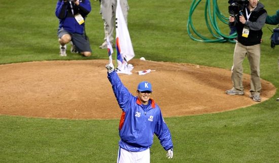 과거 2006 월드베이스볼클래식(WBC)에서 한국 야구대표팀의 역사상 첫 WBC 승리투수가 된 서재응 NC 다이노스 수석코치가 후배들을 향해 따뜻한 격려와 응원을 보냈다. 연합뉴스