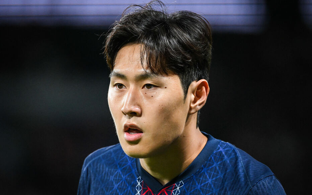 파리 생제르맹(PSG)이 최근 맹활약을 펼치고 있는 이강인을 장기적으로 묶어두기 위해 움직이기 시작했다. 하지만 정작 이강인 측은 아직 확답을 내놓지 않고 있어 향후 거취에 뜨거운 관심이 쏠리고 있다. 지난 여름부터 출전 시간과 팀 내 입지에 대해 깊이 고민해 온 이강인은 라리가의 지속적인 관심에도 귀를 기울이고 있는 것으로 알려졌다. 르파리지앵