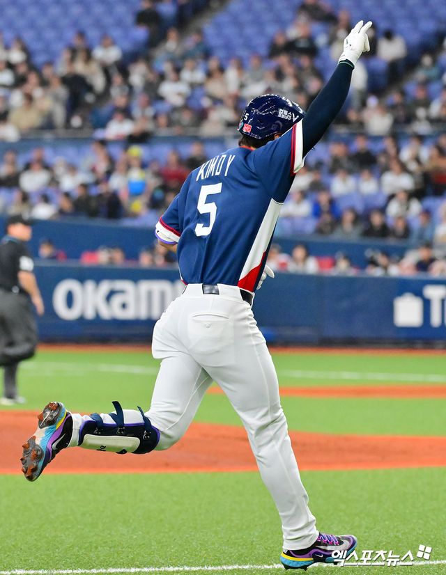 2회초 2사 1,3루 한국 김도영이 스리런 홈런을 날린 후 비행기 세리머니를 하고 있다.