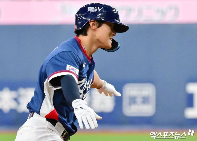 2회초 2사 1,3루 한국 김도영이 스리런 홈런을 날린 후 비행기 세리머니를 하고 있다.