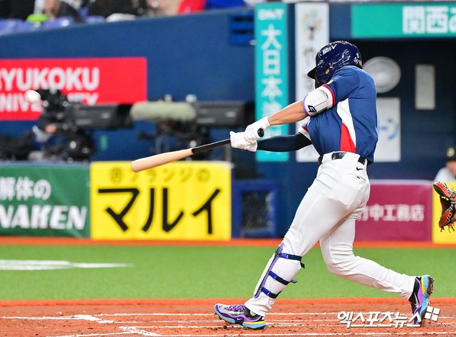 2회초 2사 1,3루 한국 김도영이 스리런 홈런을 날리고 있다.