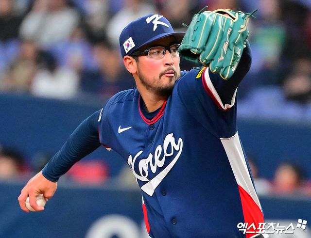 2026 월드베이스볼클래식 한국 야구대표팀에 합류한 한국계 투수 데인 더닝이 3일 오릭스전에서 태극마크 데뷔전을 치러 3이닝 무실점 쾌투를 펼쳤다. 더닝은 WBC 본선 무대에서도 선발 투수 역할을 맡아 대표팀 마운드 운용에 큰 힘을 불어 넣을 전망이다. 오사카, 김한준 기자