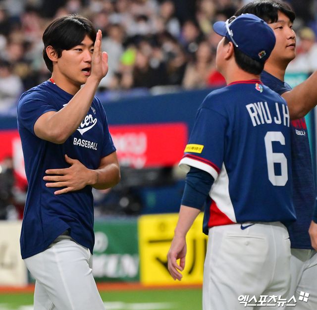 김도영이 류지현 감독과 하이파이브를 하고 있다.