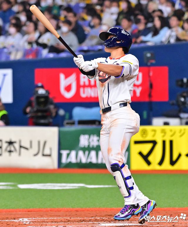 2일 오후 일본 오사카 교세라돔에서 열린 대한민국과 한신 타이거즈의 평가전 경기, 5회초 1사 대한민국 김도영이 솔로 홈런을 날리고 있다. 일본 오사카, 김한준 기자