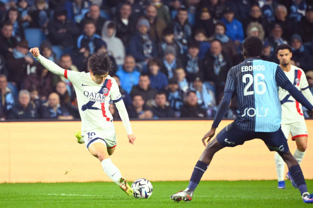 파리 생제르맹(PSG)이 최근 맹활약을 펼치고 있는 이강인을 장기적으로 묶어두기 위해 움직이기 시작했다. 하지만 정작 이강인 측은 아직 확답을 내놓지 않고 있어 향후 거취에 뜨거운 관심이 쏠리고 있다. 지난 여름부터 출전 시간과 팀 내 입지에 대해 깊이 고민해 온 이강인은 라리가의 지속적인 관심에도 귀를 기울이고 있는 것으로 알려졌다. 연합뉴스