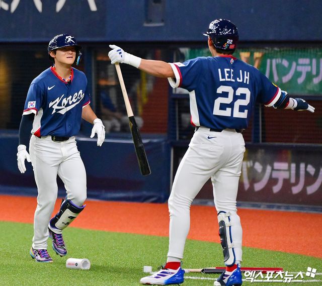 2회초 2사 1,3루 한국 김도영이 스리런 홈런을 날린 후 비행기 세리머니를 하고 있다.