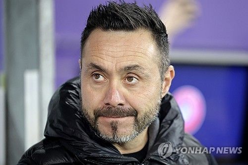 토트넘 홋스퍼가 남은 시즌을 이끌어갈 새 사령탑으로 로베르토 데 제르비에게 접근했다. 프리미어리그 감독 중에서도 최고 수준의 연봉을 제안한 것으로 알려졌다. 유럽 축구 이적시장 전문가 루디 갈레티는 30일(한국시간) '이고르 투도르 감독 사임 이후 로베르토 데 제르비가 토트넘 감독직과 가까워지고 있다'고 전했다. 더스탠더드 또한 토트넘이 데 제르비에게 프리미어리그 최고 연봉 감독 중 한 명이 될 만한 상당한 금액의 제안을 헀다고 보도했다. 연합뉴스