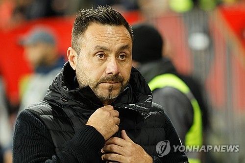 토트넘 홋스퍼가 남은 시즌을 이끌어갈 새 사령탑으로 로베르토 데 제르비에게 접근했다. 프리미어리그 감독 중에서도 최고 수준의 연봉을 제안한 것으로 알려졌다. 유럽 축구 이적시장 전문가 루디 갈레티는 30일(한국시간) '이고르 투도르 감독 사임 이후 로베르토 데 제르비가 토트넘 감독직과 가까워지고 있다'고 전했다. 더스탠더드 또한 토트넘이 데 제르비에게 프리미어리그 최고 연봉 감독 중 한 명이 될 만한 상당한 금액의 제안을 헀다고 보도했다. 연합뉴스