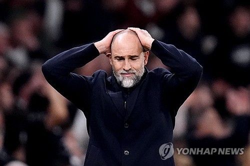 토트넘 홋스퍼가 남은 시즌을 이끌어갈 새 사령탑으로 로베르토 데 제르비에게 접근했다. 프리미어리그 감독 중에서도 최고 수준의 연봉을 제안한 것으로 알려졌다. 유럽 축구 이적시장 전문가 루디 갈레티는 30일(한국시간) '이고르 투도르 감독 사임 이후 로베르토 데 제르비가 토트넘 감독직과 가까워지고 있다'고 전했다. 더스탠더드 또한 토트넘이 데 제르비에게 프리미어리그 최고 연봉 감독 중 한 명이 될 만한 상당한 금액의 제안을 헀다고 보도했다. 연합뉴스