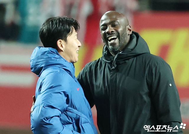 가나축구협회(GFA)는 31일(한국시간) 가나 축구 국가대표팀을 이끌던 오토 아도 감독과 결별했다고 발표했다. GFA는 6월에 개막하는 2026 국제축구연맹(FIFA) 북중미 월드컵(캐나다·미국·멕시코 공동개최)을 불과 72일 남겨두고 감독 교체라는 승부수를 던졌다. 지난 2022 카타르 월드컵에서 한국과 맞붙었던 오토 감독은 최근 한국전 0-1 패배를 포함해 A매치 4연패를 기록 중이다. 31일 독일 원정에서 1-2로 패하면서 연패 기간이 길어지자 GFA는 감독을 교체하기로 결정했다. 엑스포츠뉴스DB
