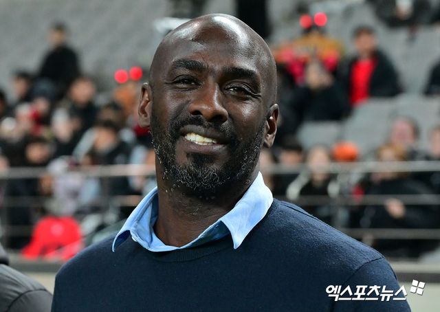 가나축구협회(GFA)는 31일(한국시간) 가나 축구 국가대표팀을 이끌던 오토 아도 감독과 결별했다고 발표했다. GFA는 6월에 개막하는 2026 국제축구연맹(FIFA) 북중미 월드컵(캐나다·미국·멕시코 공동개최)을 불과 72일 남겨두고 감독 교체라는 승부수를 던졌다. 지난 2022 카타르 월드컵에서 한국과 맞붙었던 오토 감독은 최근 한국전 0-1 패배를 포함해 A매치 4연패를 기록 중이다. 31일 독일 원정에서 1-2로 패하면서 연패 기간이 길어지자 GFA는 감독을 교체하기로 결정했다. 엑스포츠뉴스DB