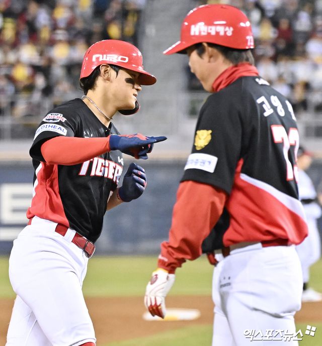 31일 오후 서울 송파구 잠실야구장에서 열린 '2026 신한 SOL Bank KBO리그' KIA 타이거즈와 LG 트윈스의 경기, 2회초 2사 2루 KIA 김도영이 투런 홈런을 날린 후 기뻐하고 있다. 잠실, 김한준 기자