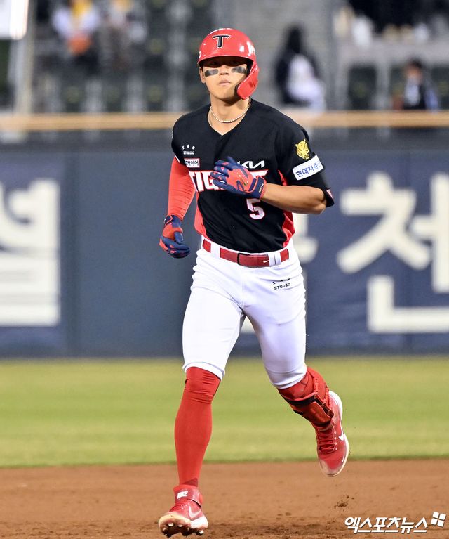 31일 오후 서울 송파구 잠실야구장에서 열린 '2026 신한 SOL Bank KBO리그' KIA 타이거즈와 LG 트윈스의 경기, 2회초 2사 2루 KIA 김도영이 투런 홈런을 날린 후 기뻐하고 있다. 잠실, 김한준 기자