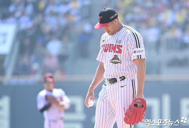 지난 28일 오후 서울 송파구 잠실야구장에서 열린 '2026 신한 SOL Bank KBO리그' KT 위즈와 LG 트윈스의 경기, 1회초 2사 1,2루 LG 선발투수 치리노스가 KT 이강민에게 2타점 적시 2루타를 허용하며 실점한 뒤 아쉬워하고 있다. 엑스포츠뉴스 DB