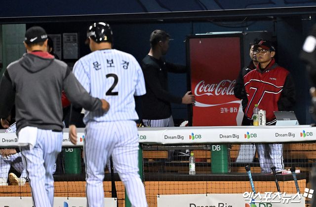 31일 오후 서울 송파구 잠실야구장에서 열린 '2026 신한 SOL Bank KBO리그' KIA 타이거즈와 LG 트윈스의 경기, 7회말 1사 1,3루 LG 문보경이 다리쪽에 불편함을 이야기한 후 교체되고 있다. 잠실, 김한준 기자
