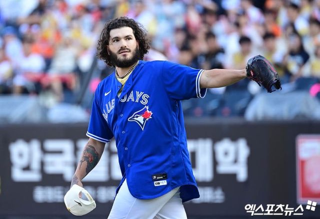 올 시즌 MLB에 5년 만에 복귀한 코디 폰세가 부상으로 강판됐다. 폰세는 31일 캐나다 온타리오주 토론토의 로저스 센터에서 열린 2026 미국 메이저리그(MLB) 콜로라도 로키스와 홈경기에 선발등판했으나, 3회 1사에서 땅볼 처리 중 무릎을 다치고 말았다. 비명을 지른 그는 카트에 실려 경기장을 떠났다. 폰세가 3년 동안 뛰었던 일본에서도 충격과 걱정의 반응이 나오고 있다. 엑스포츠뉴스 DB 