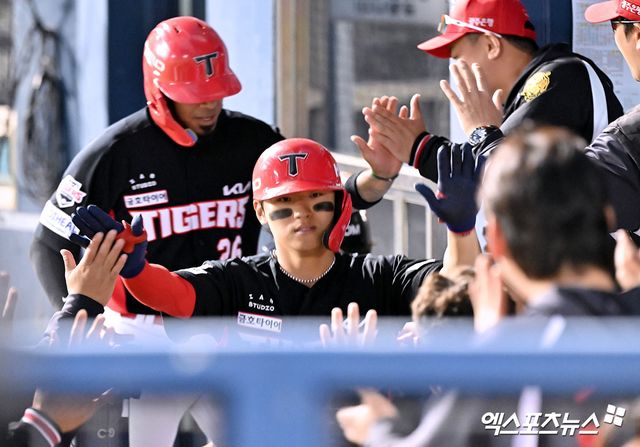 31일 오후 서울 송파구 잠실야구장에서 열린 '2026 신한 SOL Bank KBO리그' KIA 타이거즈와 LG 트윈스의 경기, 2회초 2사 2루 KIA 김도영이 투런 홈런을 날린 후 기뻐하고 있다. 잠실, 김한준 기자