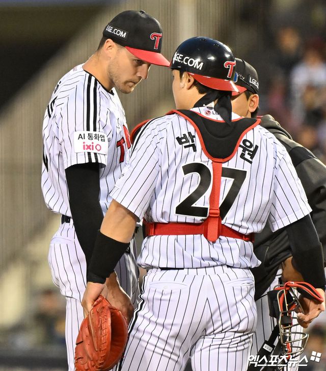 31일 오후 서울 송파구 잠실야구장에서 열린 '2026 신한 SOL Bank KBO리그' KIA 타이거즈와 LG 트윈스의 경기, 2회초 1사 1,2루 LG 박동원이 마운드를 방문해 톨허스트와 대화를 나누고 있다. 잠실, 김한준 기자