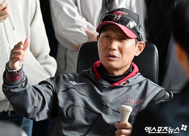 31일 오후 서울 송파구 잠실야구장에서 열리는 '2026 신한 SOL Bank KBO리그' KIA 타이거즈와 LG 트윈스의 경기, LG 염경엽 감독이 취재진과 대화를 나누고 있다. 잠실, 김한준 기자