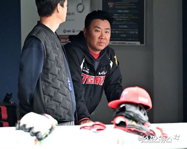 31일 오후 서울 송파구 잠실야구장에서 열리는 '2026 신한 SOL Bank KBO리그' KIA 타이거즈와 LG 트윈스의 경기, KIA 이범호 감독이 그라운드를 바라보고 있다. 잠실, 김한준 기자