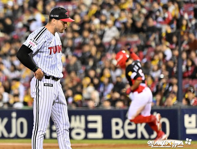 31일 오후 서울 송파구 잠실야구장에서 열린 '2026 신한 SOL Bank KBO리그' KIA 타이거즈와 LG 트윈스의 경기, 2회초 2사 2루 LG 톨허스트가 KIA 김도영에게 투런 홈런을 허용한 후 아쉬워하고 있다. 잠실, 김한준 기자