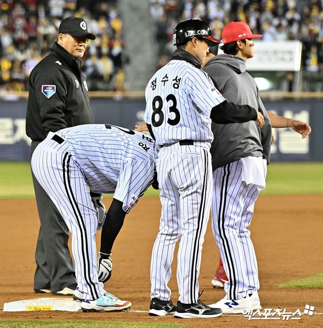 31일 오후 서울 송파구 잠실야구장에서 열린 '2026 신한 SOL Bank KBO리그' KIA 타이거즈와 LG 트윈스의 경기, 7회말 1사 1,3루 LG 문보경이 다리쪽에 불편함을 이야기하고 있다. 잠실, 김한준 기자