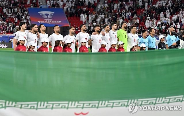 트럼프 대통령은 4일 미국 정치 매체 폴리티코와의 인터뷰에서 이란의 월드컵 참가 불발 가능성에 대한 질문을 받자 '나는 신경 쓰지 않는다. 이란은 이미 심각하게 패배한 나라이며, 그들은 현재 겨우 버티고 있는 상황'이라고 답했다. 트럼프 대통령의 발언은 월드컵 개막을 단 3개월 앞둔 시점에서 개최국 수장이 특정 참가국을 겨냥한 것이라 국제적인 파장을 불러일으키고 있다. 이란인 미국의 공습 뒤 월드컵 보이콧이 불가피하다는 의사를 전하고 있다. 연합뉴스