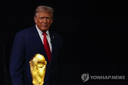 트럼프 대통령은 4일 미국 정치 매체 폴리티코와의 인터뷰에서 이란의 월드컵 참가 불발 가능성에 대한 질문을 받자 '나는 신경 쓰지 않는다. 이란은 이미 심각하게 패배한 나라이며, 그들은 현재 겨우 버티고 있는 상황'이라고 답했다. 트럼프 대통령의 발언은 월드컵 개막을 단 3개월 앞둔 시점에서 개최국 수장이 특정 참가국을 겨냥한 것이라 국제적인 파장을 불러일으키고 있다. 이란인 미국의 공습 뒤 월드컵 보이콧이 불가피하다는 의사를 전하고 있다. 연합뉴스