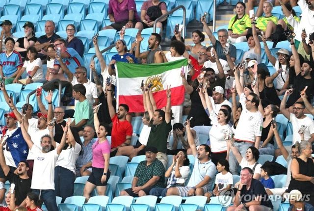 트럼프 대통령은 4일 미국 정치 매체 폴리티코와의 인터뷰에서 이란의 월드컵 참가 불발 가능성에 대한 질문을 받자 '나는 신경 쓰지 않는다. 이란은 이미 심각하게 패배한 나라이며, 그들은 현재 겨우 버티고 있는 상황'이라고 답했다. 트럼프 대통령의 발언은 월드컵 개막을 단 3개월 앞둔 시점에서 개최국 수장이 특정 참가국을 겨냥한 것이라 국제적인 파장을 불러일으키고 있다. 이란인 미국의 공습 뒤 월드컵 보이콧이 불가피하다는 의사를 전하고 있다. 연합뉴스