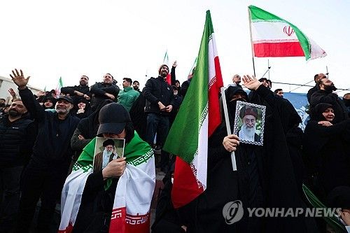 트럼프 대통령은 4일 미국 정치 매체 폴리티코와의 인터뷰에서 이란의 월드컵 참가 불발 가능성에 대한 질문을 받자 '나는 신경 쓰지 않는다. 이란은 이미 심각하게 패배한 나라이며, 그들은 현재 겨우 버티고 있는 상황'이라고 답했다. 트럼프 대통령의 발언은 월드컵 개막을 단 3개월 앞둔 시점에서 개최국 수장이 특정 참가국을 겨냥한 것이라 국제적인 파장을 불러일으키고 있다. 이란인 미국의 공습 뒤 월드컵 보이콧이 불가피하다는 의사를 전하고 있다. 연합뉴스