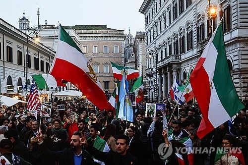 트럼프 대통령은 4일 미국 정치 매체 폴리티코와의 인터뷰에서 이란의 월드컵 참가 불발 가능성에 대한 질문을 받자 '나는 신경 쓰지 않는다. 이란은 이미 심각하게 패배한 나라이며, 그들은 현재 겨우 버티고 있는 상황'이라고 답했다. 트럼프 대통령의 발언은 월드컵 개막을 단 3개월 앞둔 시점에서 개최국 수장이 특정 참가국을 겨냥한 것이라 국제적인 파장을 불러일으키고 있다. 이란인 미국의 공습 뒤 월드컵 보이콧이 불가피하다는 의사를 전하고 있다. 연합뉴스