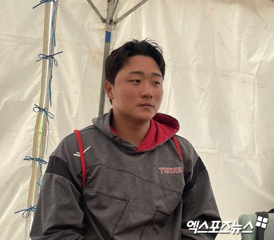 LG 트윈스 이재원이 지난 5일 일본 오키나와 아카마 구장에서 열린 삼성 라이온즈와 연습경기를 마치고 취재진과 인터뷰에 응하고 있다. 일본 오키나와, 김유민 기자