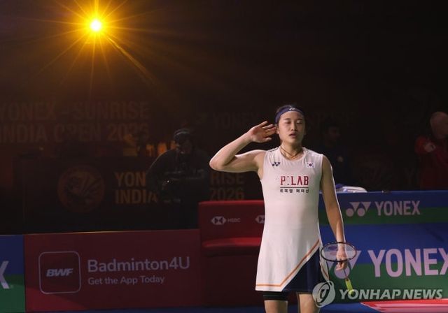 '셔틀콕 여제' 안세영(삼성생명)이 세계배드민턴연맹(BWF) 전영 오픈 여자단식 8강에 오르며 우승을 향해 순항을 이어갔다. 안세영은 네슬리한 아린(튀르키예·세계랭킹 34위)을 27분 만에 2-0으로 꺾었던 1회전(32강)과 마찬가지로 2회전(16강)에서도 어렵지 않게 승리를 따내며 자신의 생애 첫 전영 오픈 2연패를 향한 청신호를 켰다. 사진 연합뉴스