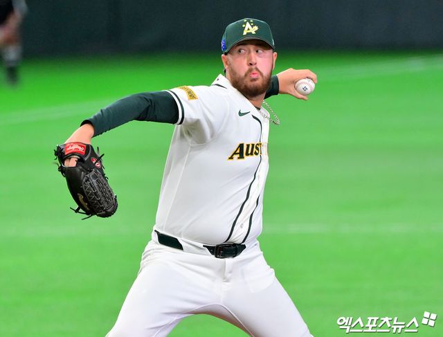 5일 오후 일본 도쿄돔에서 열린 2026 월드베이스볼클래식(WBC) C조 대만과 호주의 경기, 4회초 호주 오러플린이 공을 힘차게 던지고 있다. 도쿄, 김한준 기자