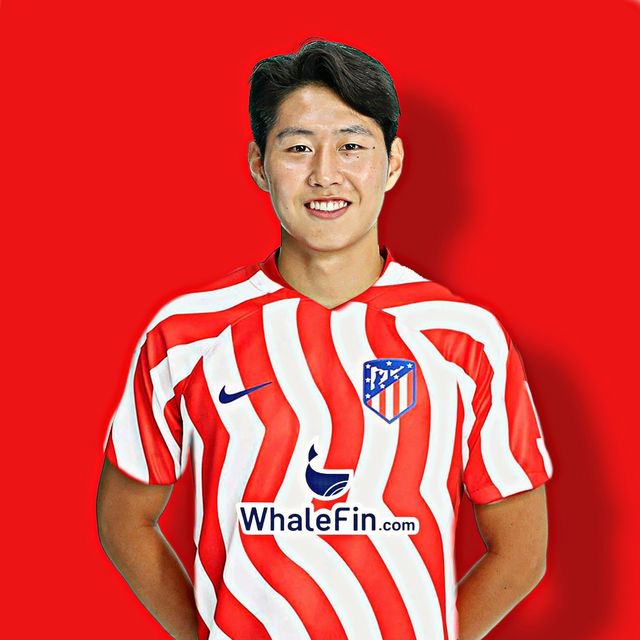 프랑스 축구대표팀에서 2018 국제축구연맹(FIFA) 러시아 월드컵 우승을 경험하고 스페인 명문 아틀레티코 마드리드 최고의 스타로 자리매김한 앙투완 그리즈만이 팀을 떠난다.&nbsp; 그리즈만의 대체자로 떠오른 건 다름아닌 한국 축구 '골든 보이' 이강인(PSG)이다.&nbsp;스페인 매체 렐레보 편집장 마테오 모레토 기자가 6일(한국시간) 자신의 사회관계망서비스(SNS) X를 통해 이강인이 여전히 아틀레티코 마드리드의 최우선 타깃이라고 전했다.&nbsp;이어 모레토는 이강인이 그리즈만을 대체할 아틀레티코의 최우선 타깃이라고 전하며 시즌 중에 갑작스럽게 팀을 떠날 수 있는 그리즈만의 거취와 맞물려 있다고 전했다.&nbsp;SNS