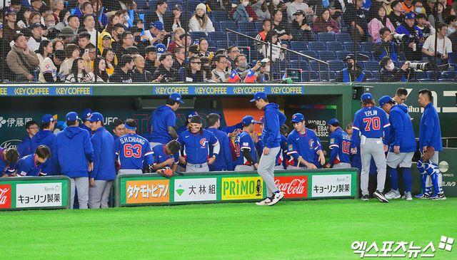 5일 오후 일본 도쿄돔에서 열린 2026 월드베이스볼클래식(WBC) C조 대만과 호주의 경기, 1회말 수비를 마친 대만 선수들이 기뻐하고 있다. 도쿄, 김한준 기자