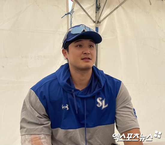 삼성 라이온즈 최원태가 5일 일본 오키나와 아카마 구장에서 열린 LG 트윈스와 스프링캠프 연습경기 등판 후 취재진과 인터뷰에 응하고 있다. 일본 오키나와, 김유민 기자