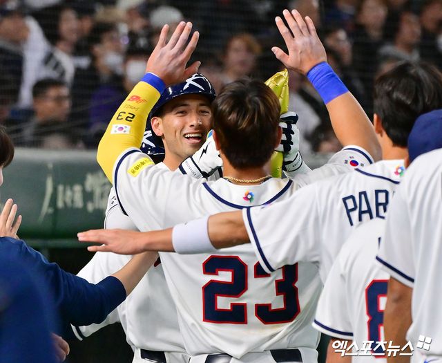 5일 오후 일본 도쿄돔에서 열린 2026 월드베이스볼클래식(WBC) C조 체코와 한국의 경기, 5회말 1사 1루 한국 위트컴이 투런 홈런을 날린 후 기뻐하고 있다. 도쿄, 김한준 기자