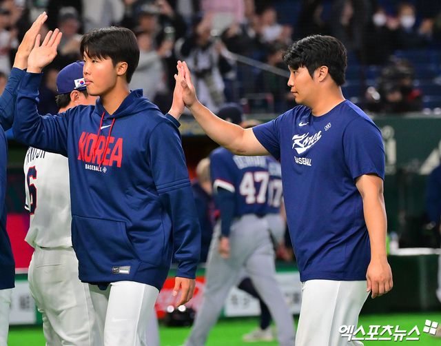 5일 오후 일본 도쿄돔에서 열린 2026 월드베이스볼클래식(WBC) C조 체코와 한국의 경기, 한국이 문보경의 만루 홈런과 위트컴의 연타석 홈런, 저마이 존스의 솔로 홈런에 힘입어 체코에 11:4로 승리하며 17년 만에 1차전 승리를 기록했다. 이나루 경기에서 승리한 한국 류지현 감독이 선수들과 함께 기뻐하고 있다. 도쿄, 김한준 기자