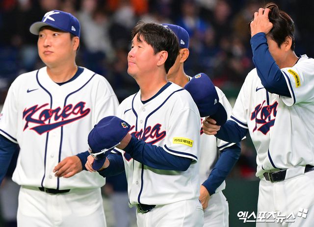 5일 오후 일본 도쿄돔에서 열린 2026 월드베이스볼클래식(WBC) C조 체코와 한국의 경기, 한국이 문보경의 만루 홈런과 위트컴의 연타석 홈런, 저마이 존스의 솔로 홈런에 힘입어 체코에 11:4로 승리하며 17년 만에 1차전 승리를 기록했다. 이나루 경기에서 승리한 한국 류지현 감독이 인사를 하고 있다. 도쿄, 김한준 기자
