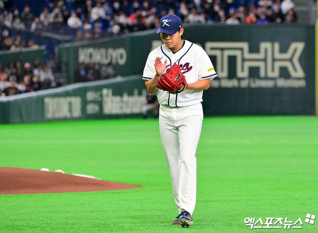 5일 오후 일본 도쿄돔에서 열린 2026 월드베이스볼클래식(WBC) C조 체코와 대한민국의 경기, 1회초 수비를 마친 한국 소형준이 더그아웃으로 향하고 있다. 도쿄, 김한준 기자