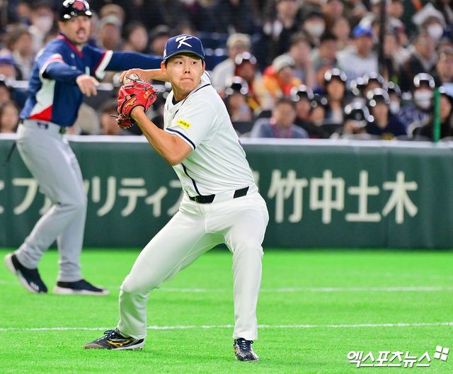 5일 오후 일본 도쿄돔에서 열린 2026 월드베이스볼클래식(WBC) C조 체코와 대한민국의 경기, 2회초 2사 1,2루 한국 소형준이 체코 에스칼라의 번트 타구를 잡아 1루로 송구하고 있다. 도쿄, 김한준 기자