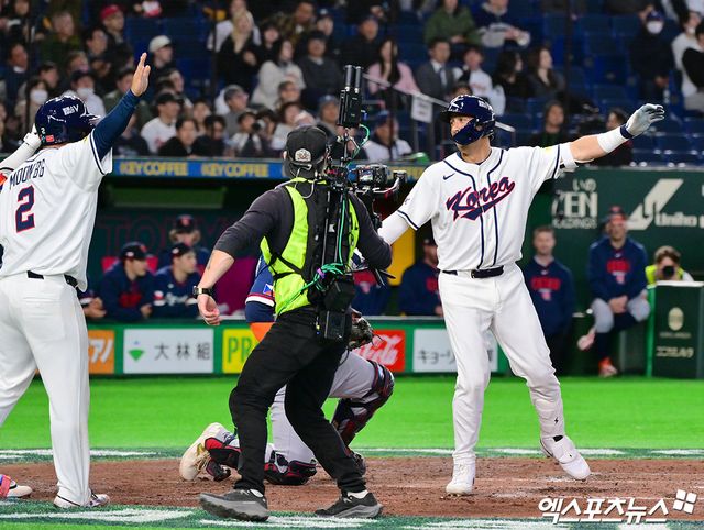 5일 오후 일본 도쿄돔에서 열린 2026 월드베이스볼클래식(WBC) C조 체코와 한국의 경기, 5회말 1사 1루 한국 위트컴이 투런 홈런을 날린 후 기뻐하고 있다. 도쿄, 김한준 기자