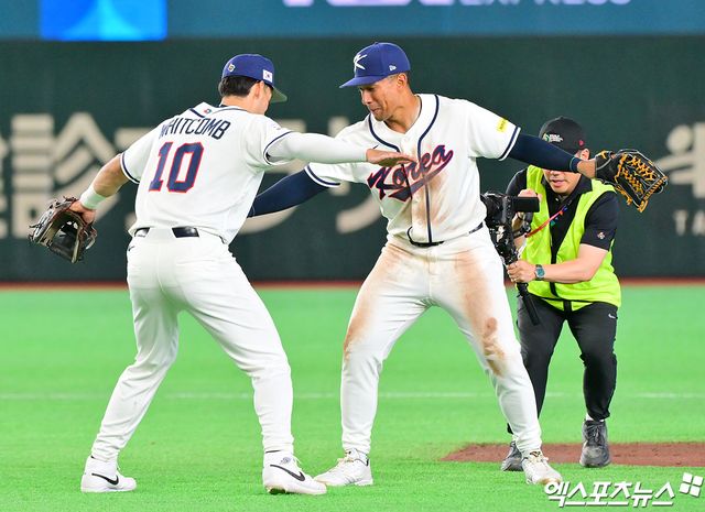 5일 오후 일본 도쿄돔에서 열린 2026 월드베이스볼클래식(WBC) C조 체코와 한국의 경기, 한국이 문보경의 만루 홈런과 위트컴의 연타석 홈런, 저마이 존스의 솔로 홈런에 힘입어 체코에 11:4로 승리하며 17년 만에 1차전 승리를 기록했다. 이나루 경기에서 승리한 한국 선수들이 기뻐하고 있다. 도쿄, 김한준 기자